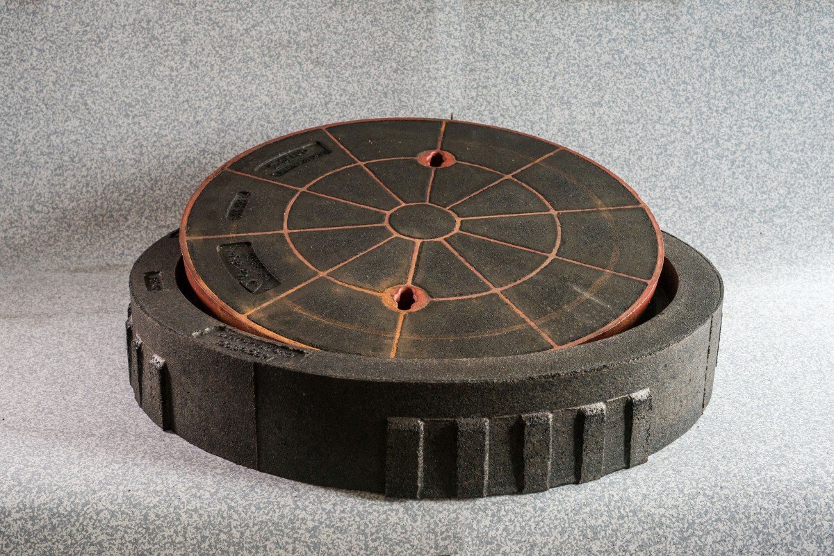 Rubber-cast sewer cover